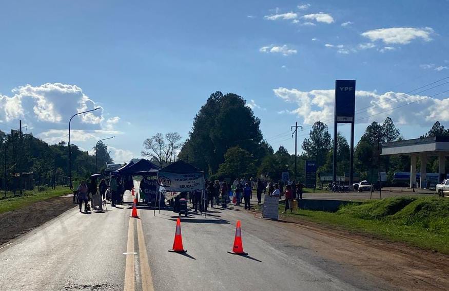 Docentes autoconvocados mantienen corte total de la Ruta Nacional 12 en Jardín América
